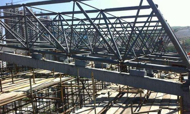 永济简述网架公司的黑色压型钢板的吊装步履